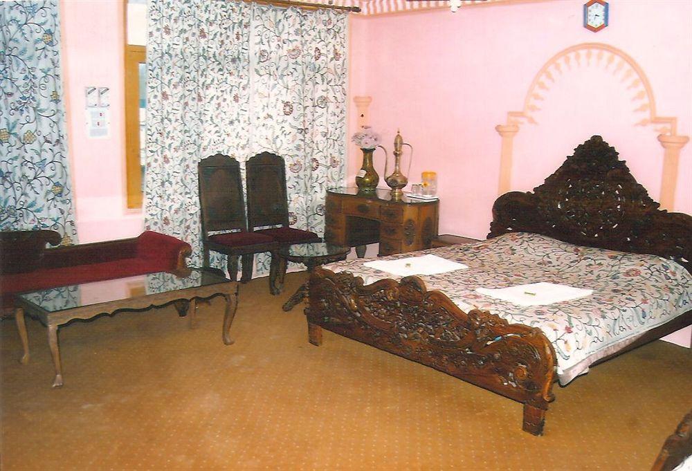 Hotel Zahgeer Continental - Srinagar Exterior foto